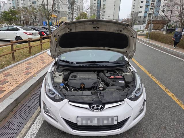 아파트 단지에서 진행한 준중형 세단 더 황금무역 작업 사진